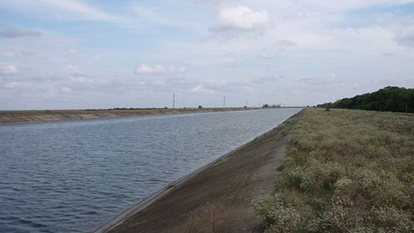 Ukraine cắt nước của Crimea, bao vây Slovyansk