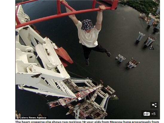 Hai nam sinh Nga 'tự sướng' trên cần cẩu 200 m