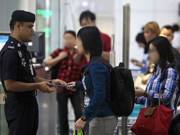 Đi du lịch bị tạm giữ khi nhập cảnh: Thậm chí ở những nước không cần visa, bạn cũng có thể bị giữ lại để kiểm tra