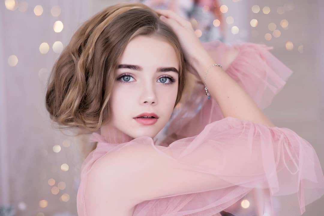 ''Bé gái xinh nhất thế giới'' hiện tại đẹp gợi cảm gây ngỡ ngàng cho công chúng
