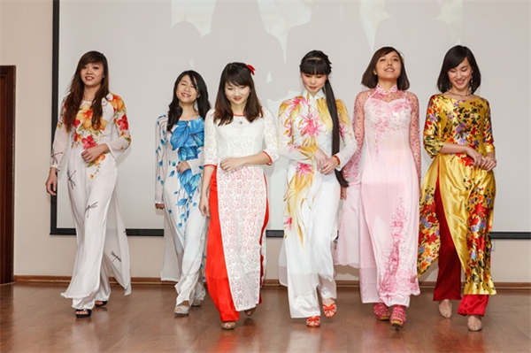 Áo dài Việt Nam trong tết cổ truyền Á Đông