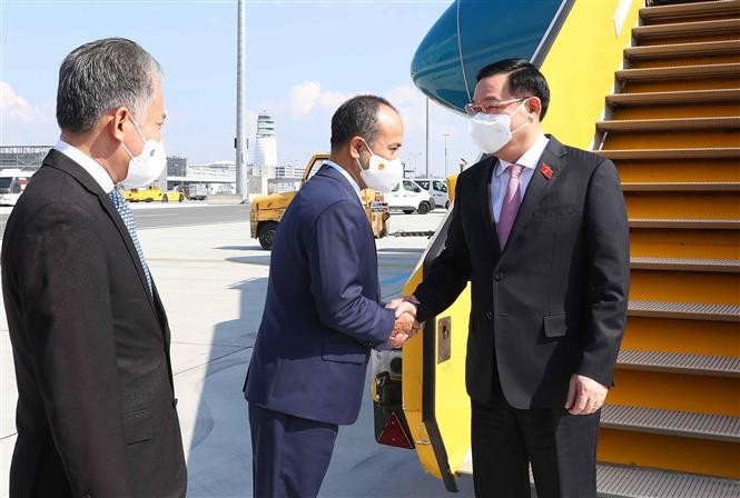 Chủ tịch Quốc hội Vương Đình Huệ đến Áo, bắt đầu chương trình nghị sự bận rộn