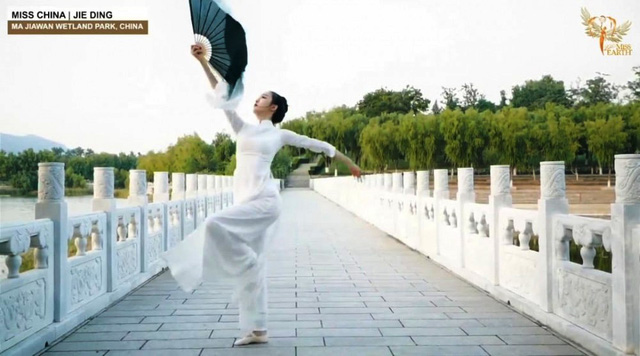 Đại diện Trung Quốc mặc trang phục giống áo dài Việt Nam thi tài năng tại Hoa hậu Trái đất 2020