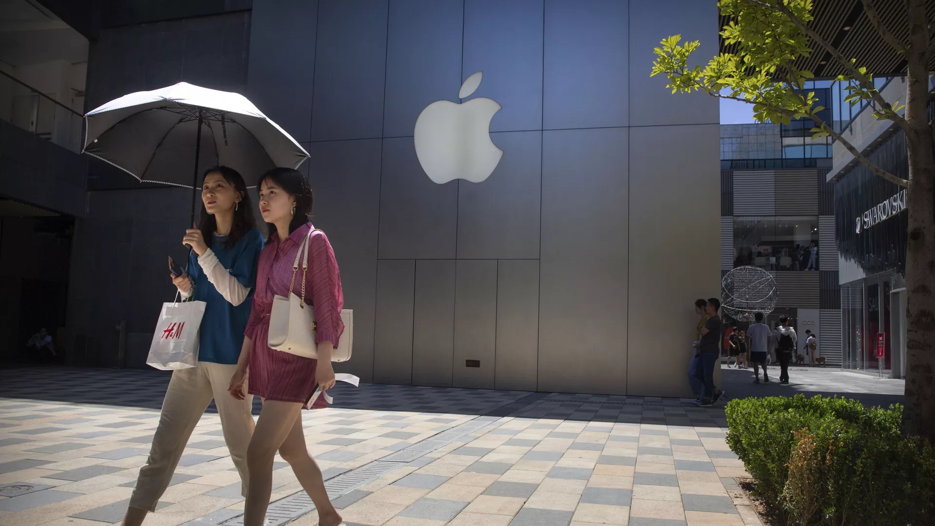Apple gửi 5 chuyến bay chở iPhone từ Ấn Độ sang Mỹ trước đợt áp thuế mới
