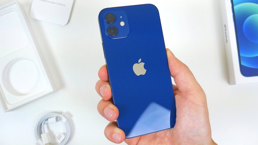 Apple bị phạt vì bán iPhone không kèm sạc