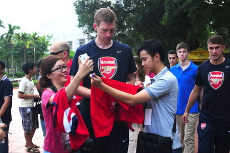 Sao Arsenal thích thú đi thăm Chùa Một Cột