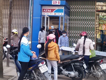 Thanh Hoá: Rồng rắn đi rút tiền tại ATM, rút được... cục tức