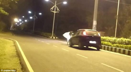 Nghịch dại: Thanh niên đóng giả ma bị ô tô tông thẳng vào người