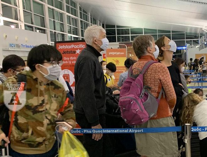 Hàng đoàn người đeo khẩu trang phòng dịch, cảnh chưa từng thấy tại sân bay Việt Nam