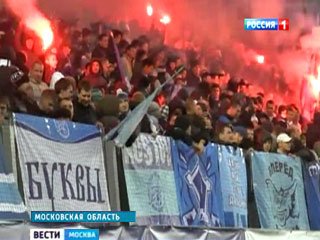 Cổ động viên Nga ném pháo làm bỏng mắt thủ môn