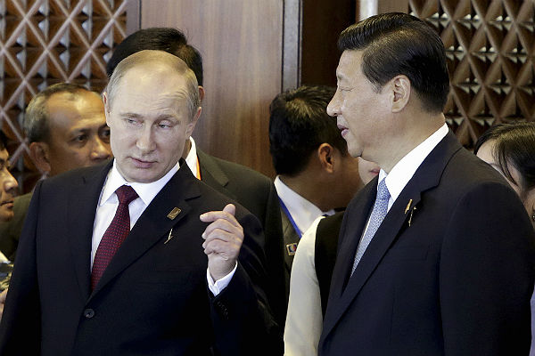 Các ông Putin và Tập Cận Bình uống vodka nhân dịp sinh nhật Tổng thống Nga