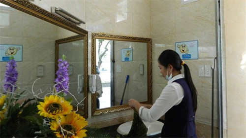 Bi hài ở nhà vệ sinh công cộng bạc tỷ