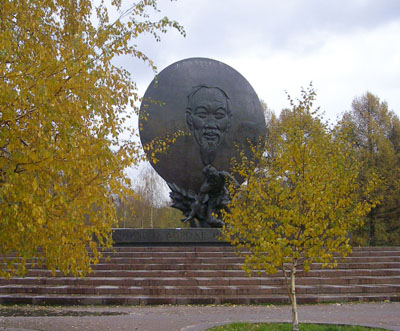 Chuyện về cây bạch dương bên tượng Bác