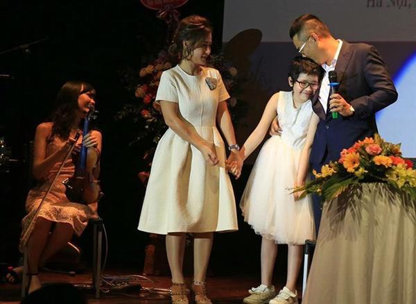 Người mẹ Việt và hành trình cảm động tìm sự sống cho con gái bị ung thư máu