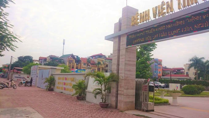 Một điều dưỡng 23 năm làm ở Bạch Mai: ''Giờ chúng tôi phải tranh nhau cả găng tay y tế, lương thì có lúc không đủ đóng học cho con''