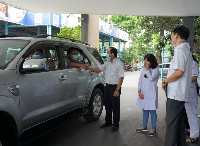 Xúc động khoảnh khắc vợ cũng là bác sĩ tiễn chồng vào vùng dịch