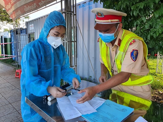 Bác sĩ chưa kịp hỗ trợ phòng dịch đã nhiễm Covid-19, nghi lây cho 7 người thân