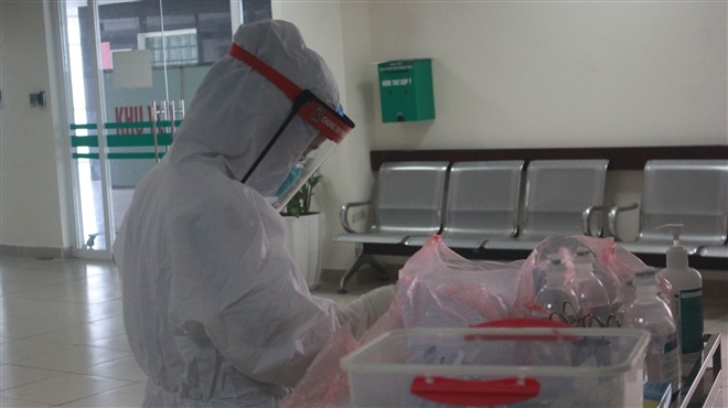'Con nhớ bố' và giọt nước mắt chảy ngược của chiến sĩ tuyến đầu chống dịch