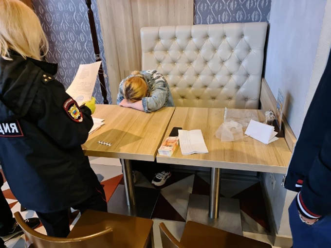 Hết tiền mua giày mới, bà mẹ trẻ rao bán con gái mới sinh được một tuần trên chợ đen