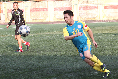 Bằng Kiều so tài đá bóng với các tuyển thủ Việt Nam