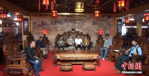 Cận cảnh bộ bàn ghế giá 700 tỷ khiến đại gia cũng không dám động tay