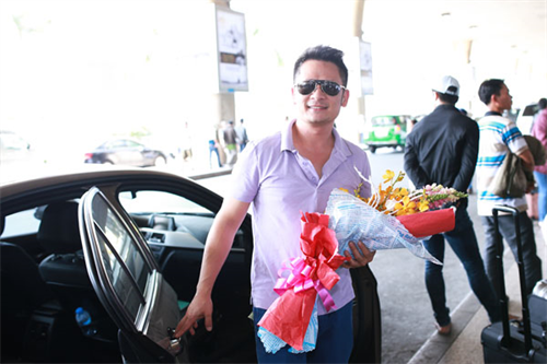 Bằng Kiều tự tay xách đồ khi về nước ra mắt 'Sơn đẹp trai'