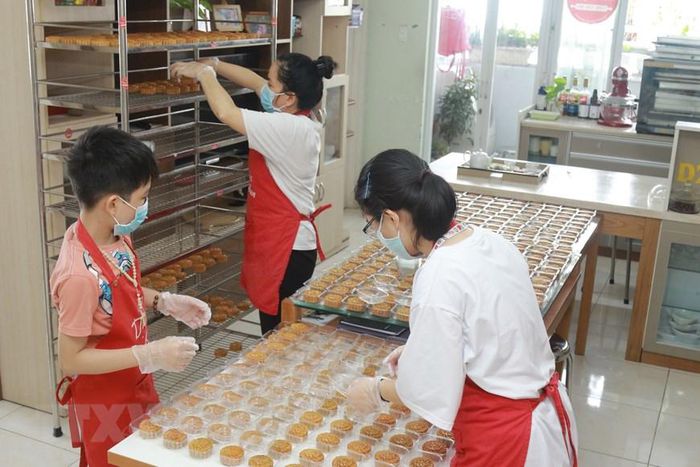 Những chiếc bánh Trung thu gửi tặng y bác sỹ tuyến đầu ở TP.HCM