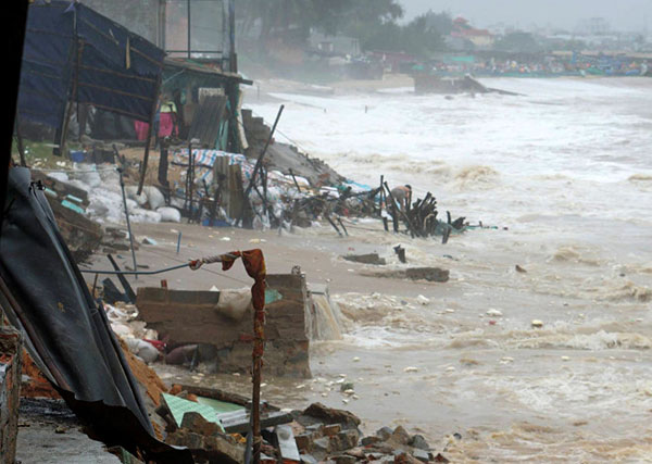 Bão số 9 vần vũ giật sập nhiều nhà, giao thông chia cắt