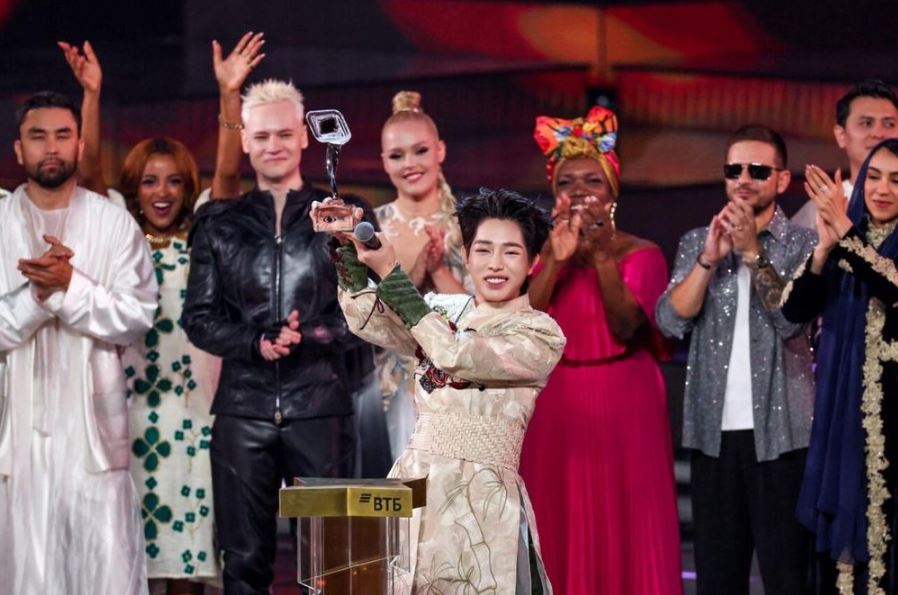 Đức Phúc lần đầu kể chuyện khóc trong nhà vệ sinh ở Intervision 2025