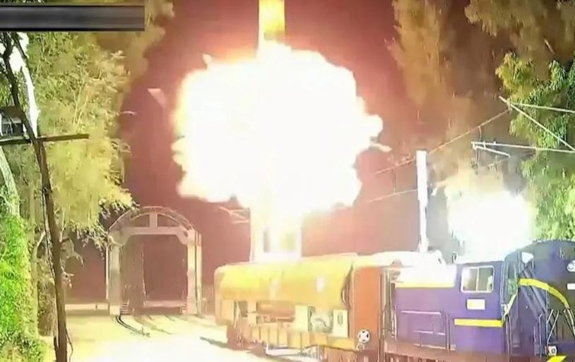 Ấn Độ phóng thành công tên lửa tầm trung mới từ bệ phóng di động trên đường ray