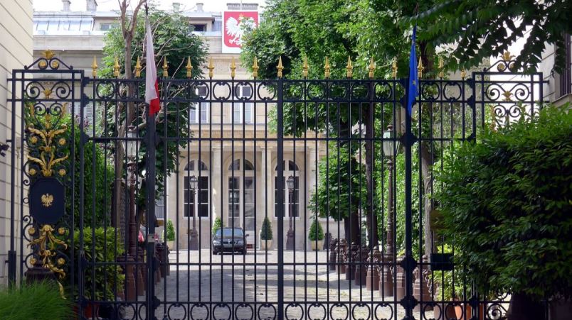 Ba Lan chấn động vì bê bối bằng cấp giả: Đại sứ tại Pháp bị đình chỉ, hàng chục người bị truy tố