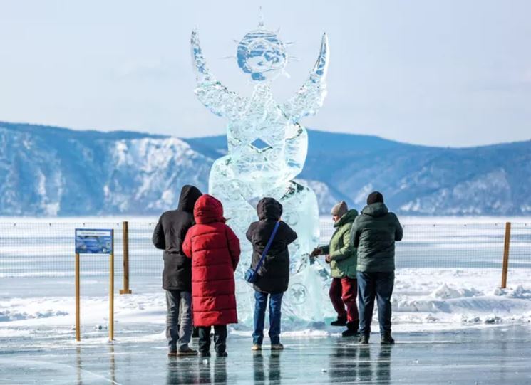 Hồ sâu nhất thế giới trở thành phòng trưng bày nghệ thuật băng giá