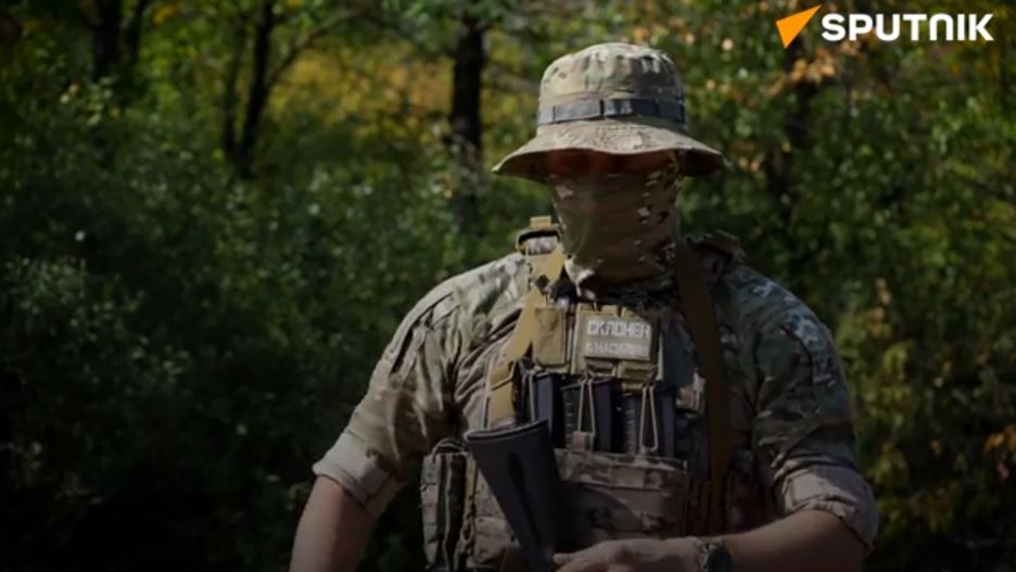 Người lính Nga cho xem tờ truyền đơn kêu gọi binh sĩ Ukraina đầu hàng