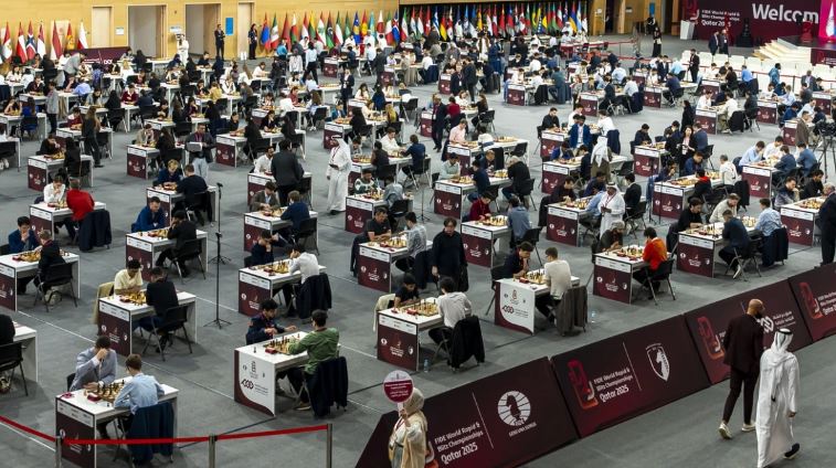 Cậu bé 12 tuổi người Nga đánh bại nhà vô địch cờ vua thế giới