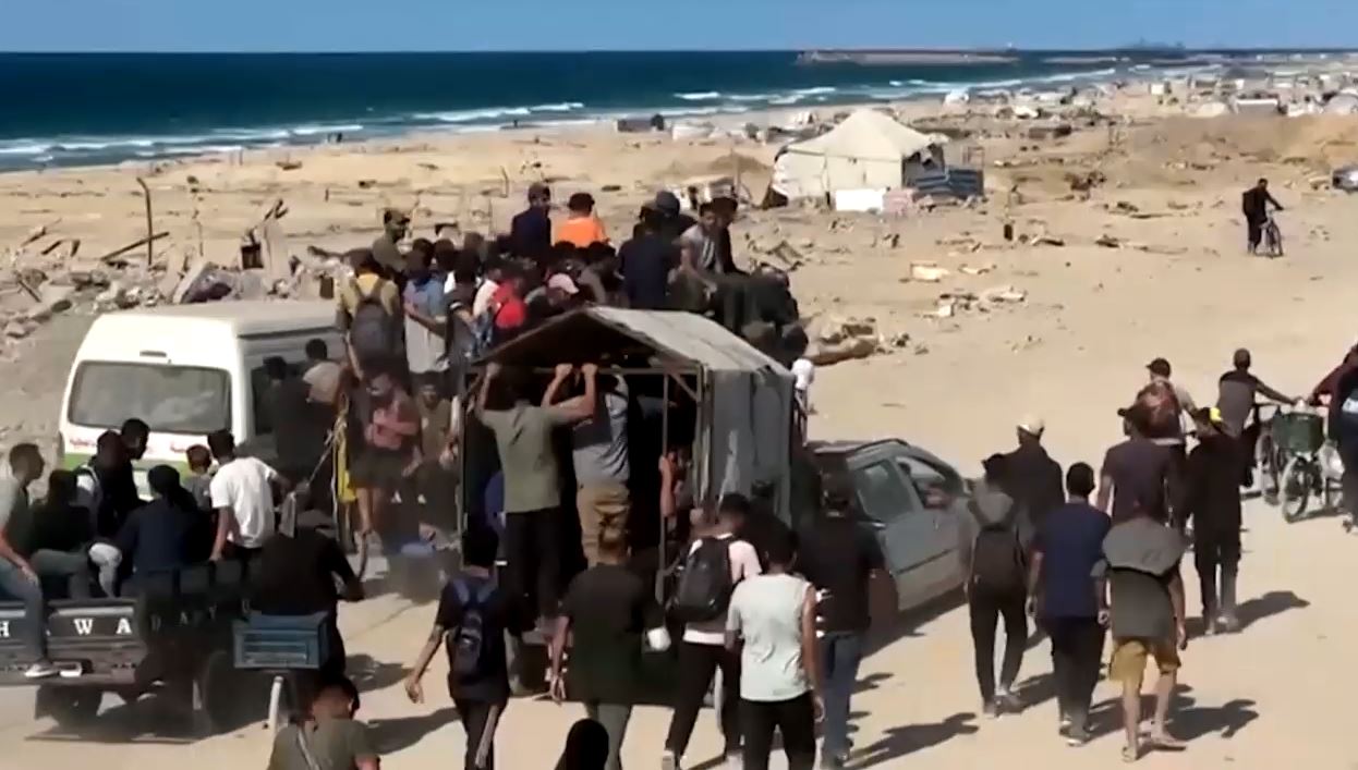 Dòng người Palestine khăn gói trở về quê nhà tan hoang ở Thành phố Gaza