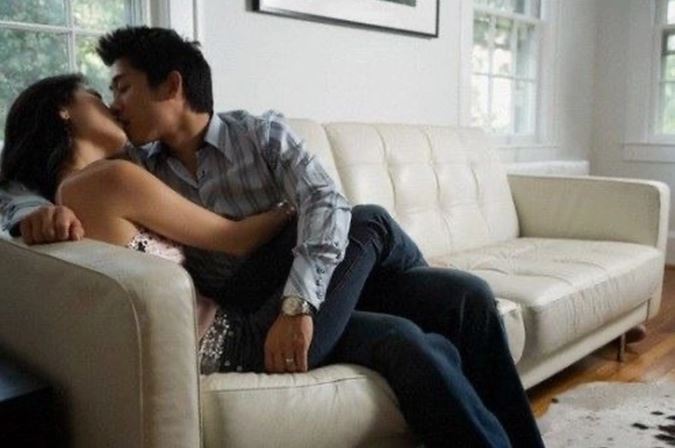 Xem lại camera ở nhà, tôi phát hiện bí mật của vợ sau 2 năm mải kiếm tiền