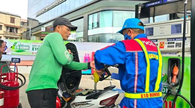 Giá xăng tăng hơn 5.100 đồng/lít, dầu tăng gần 9.000 đồng