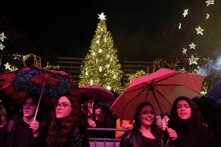 Lễ hội khắp năm châu: Những cây thông Giáng sinh ở những nơi 'độc nhất vô nhị' trên thế giới