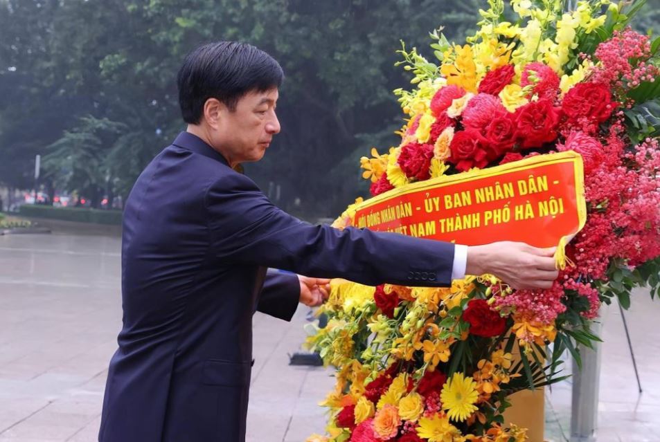 Bí thư Hà Nội dâng hoa tại tượng đài Lênin kỷ niệm Cách mạng Tháng 10 Nga