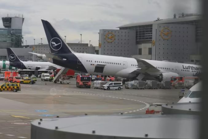 Máy bay Boeing 787 của Lufthansa sập càng đáp tại sân bay, nhiều người bị thương