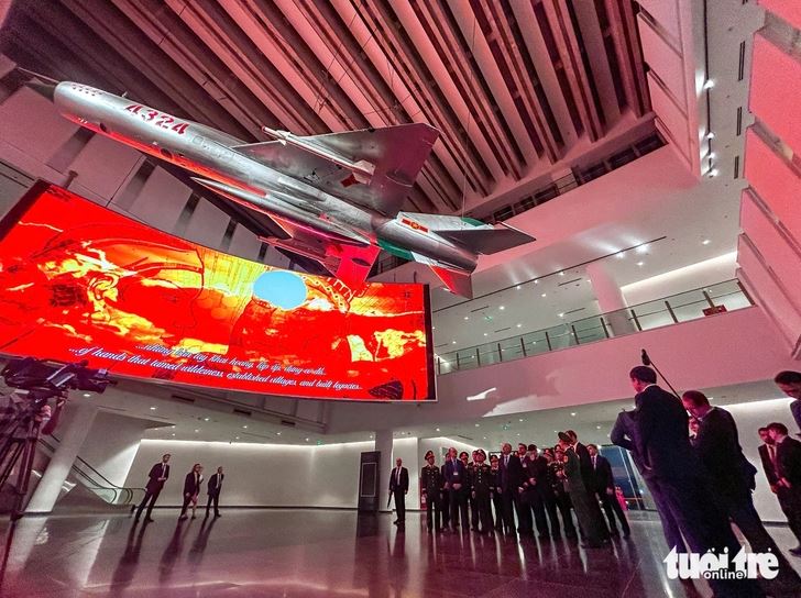 Chủ tịch Duma quốc gia Nga xem MiG-21, hiện vật lịch sử của Việt Nam