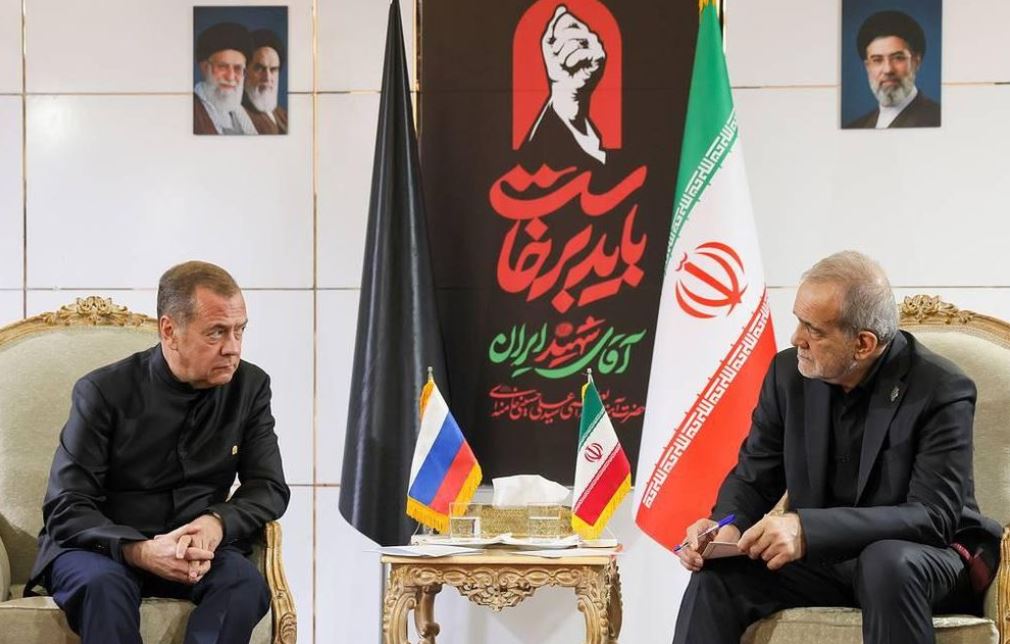 Ông Medvedev gặp Tổng thống Iran bên lề lễ tang cố Lãnh tụ Ali Khamenei