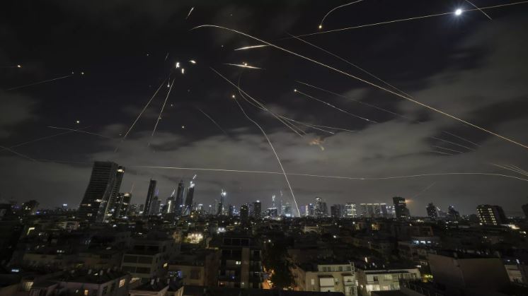 IRGC tấn công trụ sở Bộ Quốc phòng Israel bằng tên lửa siêu vượt âm