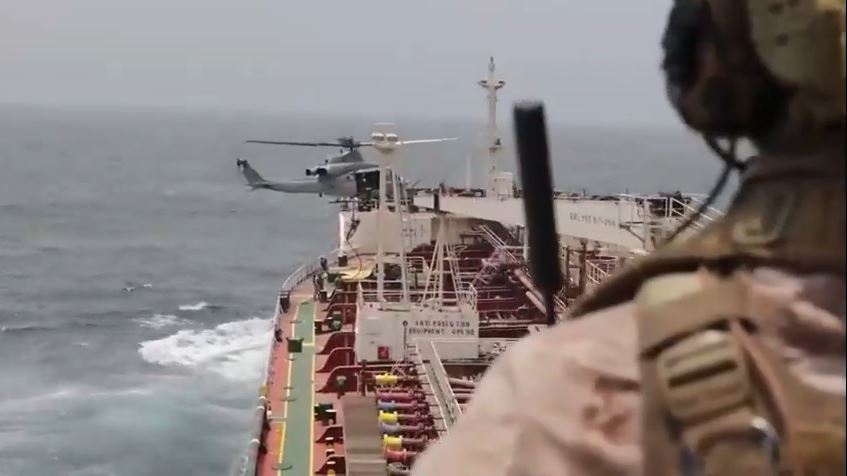 Mỹ tung video đổ bộ lên tàu chở dầu, siết chặt phong tỏa hàng hải với Iran
