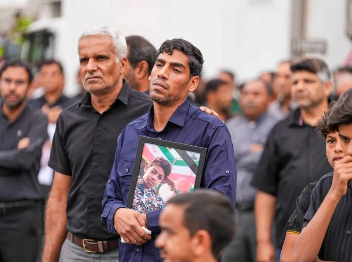 Hàng ngàn người Iran tham dự tang lễ 168 nữ sinh thiệt mạng sau vụ không kích trường học