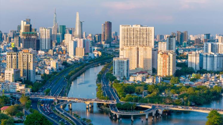Việt Nam có thể bị Mỹ áp thuế 12,5% nhưng dẫn đầu tăng trưởng ASEAN