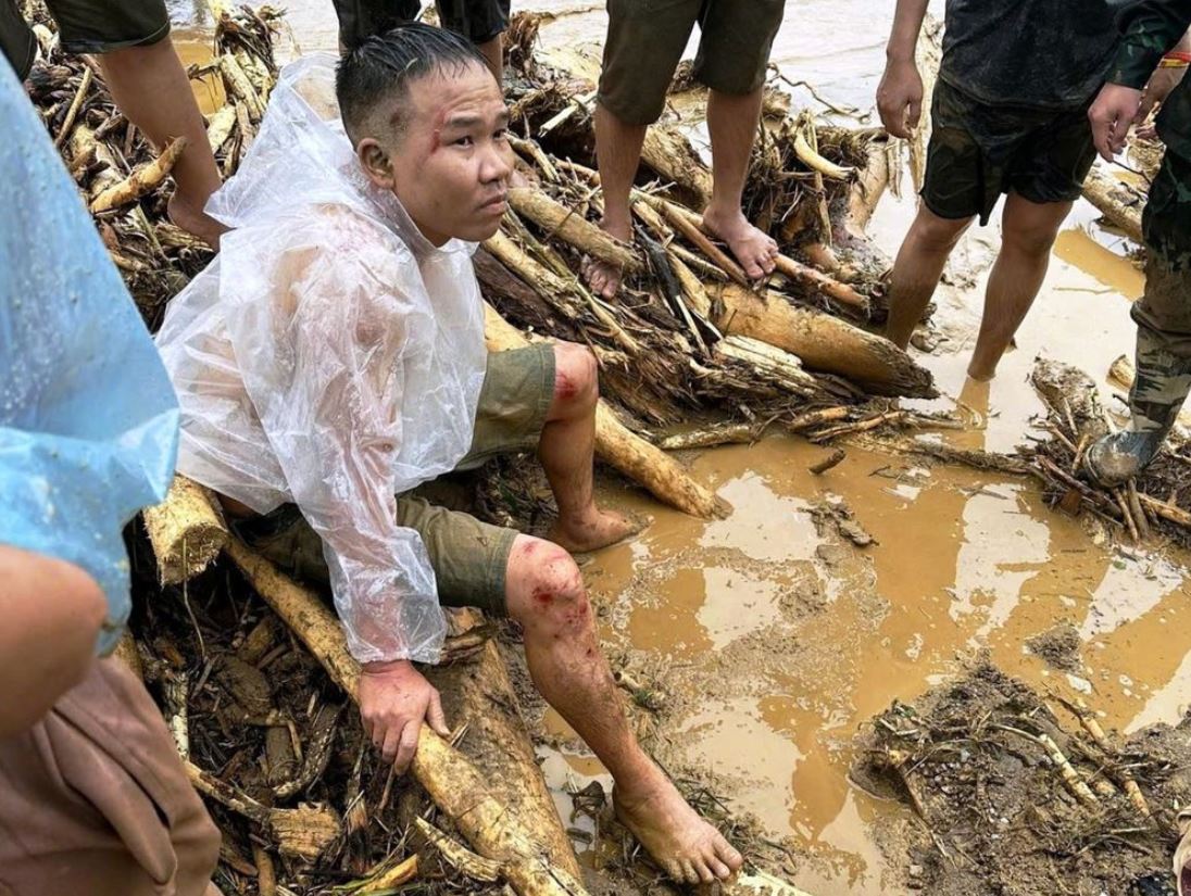 Cả nhà 4 người bị lũ cuốn, chồng thất thần bên thi thể vợ và con nhỏ, bé gái còn mất tích