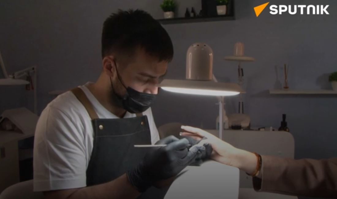 Thợ làm móng Nga sáng tạo “móng tay thông minh” tích hợp chip NFC có thể điều khiển điện thoại