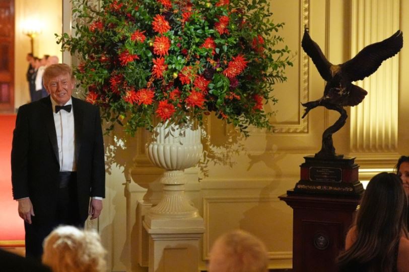 Ông Trump tặng ông Tập tượng đại bàng đầu trắng tự thiết kế