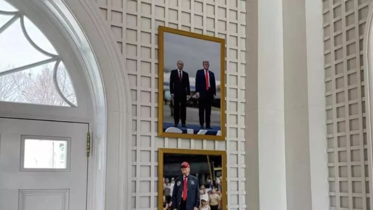 Tổng thống Mỹ Trump treo ảnh chụp cùng với ông Putin tại Nhà Trắng